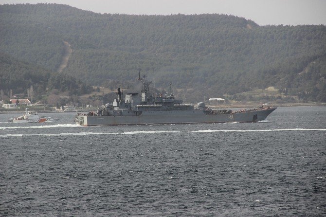 Rus Askeri Gemisi Çanakkale Boğazından Geçti