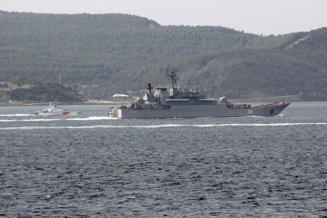 Rus savaş gemisi 'Novocherkassk' Çanakkale Boğazı'ndan geçti