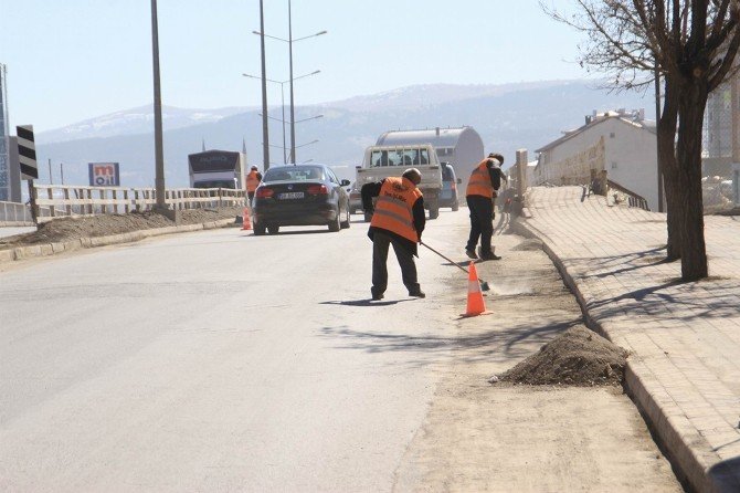 Sivas’ta Belediye Ekipleri Bahar Temizliğine Başladı