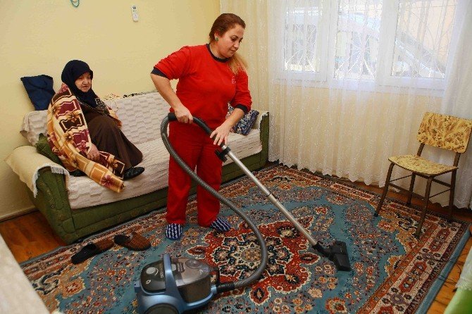 Yaşlıların Ve Engellilerin Evlerini Temizliyorlar