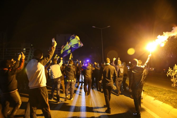 Fenerbahçe takım otobüsü Samandıra'da coşkuyla karşılandı