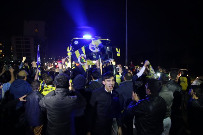 Fenerbahçe takım otobüsü Samandıra'da coşkuyla karşılandı