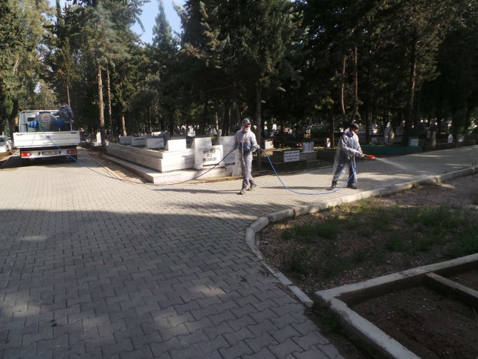 Adana’da mezarlıklar mobil ilaçlama aracı ile temizleniyor