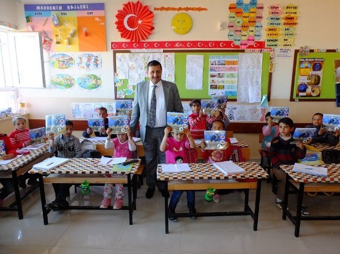 Harran Belediyesi Okullara Kitap Ve Ağaç Dağıttı