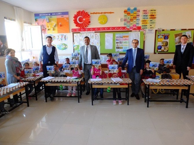 Harran Belediyesi Okullara Kitap Ve Ağaç Dağıttı