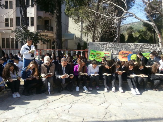 Lise öğrencileri Sınırsızlık Meydanı'nda bir saat kitap okudu