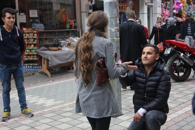 Cadde Ortasında Sürpriz Evlenme Teklifi
