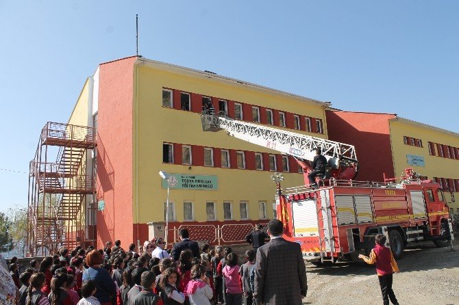 Tosya’da Minik Öğrenciler Yangın Tatbikatı Yaptı