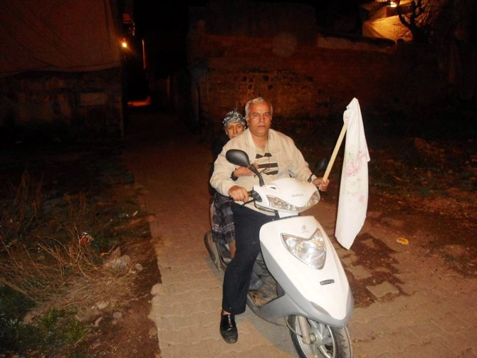Polis ve ambulans gidemeyince Sur’daki yaşlı hastayı motosikletiyle taşıdı