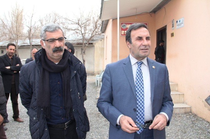HDP’li Vekil Hoşhaber Belde Belediyesini Ziyaret Etti