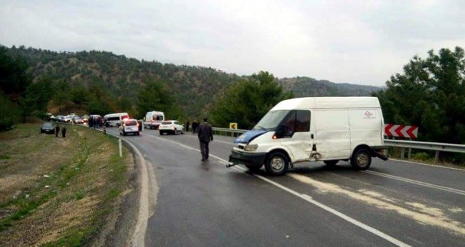 İşçileri taşıyan servis minibüsü kaza yaptı: 8 yaralı
