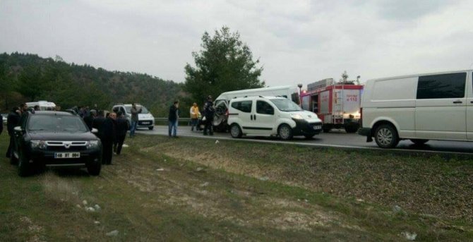 İşçileri taşıyan servis minibüsü kaza yaptı: 8 yaralı