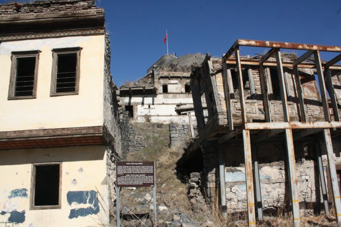 Osmanlı eseri yıkıldı, koruma demirleri ayakta kaldı