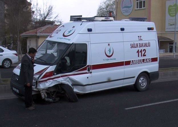 Ambulansla Otomobil Çarpıştı: 3 Yaralı