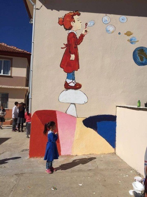 Maçta Tanıştığı Ressam, Okul Duvarlarını Renklendirdi