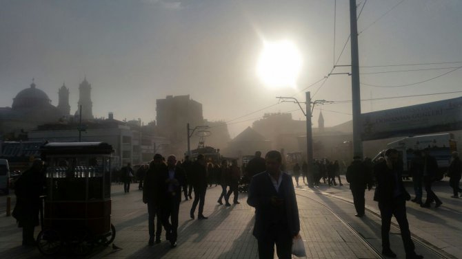Taksim'de sis etkili oldu