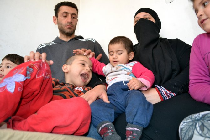 Suriyeli, görme engelli 2 kardeş yardım bekliyor