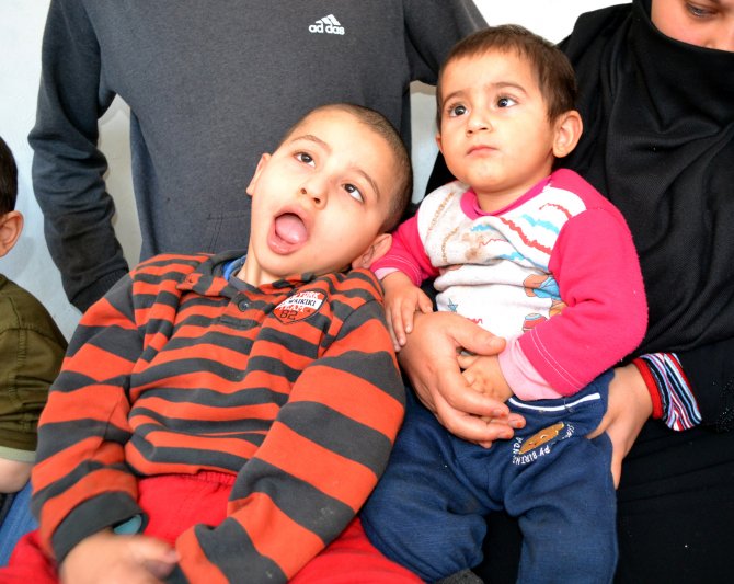Suriyeli, görme engelli 2 kardeş yardım bekliyor