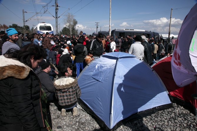 Mülteciler, Yunan-Makedon sınırındaki demiryolunu kapattı