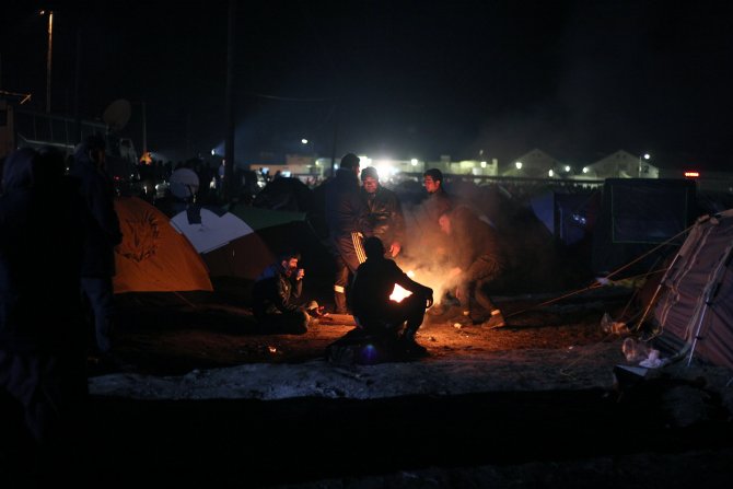 Makedonya sırındaki mülteciler geceyi ateş etrafında geçiriyor
