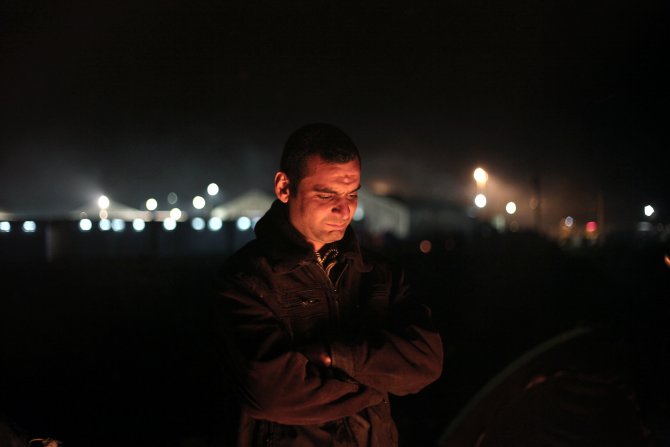 Makedonya sırındaki mülteciler geceyi ateş etrafında geçiriyor