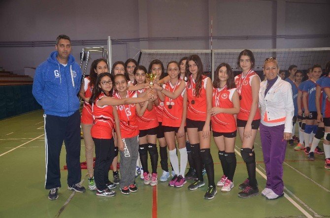 Adana’da Okullararası Küçük Kızlar Voleybol Müsabakaları