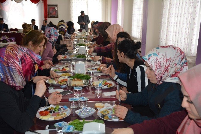 Yozgat’ta Aday Öğretmenler Kahvaltıda Bir Araya Geldi