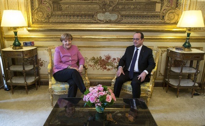Merkel, Mülteci Krizini Görüşmek Üzere Elysee Sarayı’na Geldi