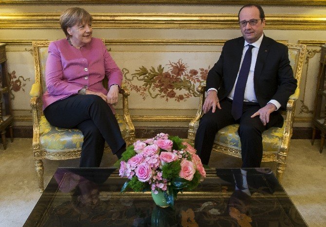 Merkel, Mülteci Krizini Görüşmek Üzere Elysee Sarayı’na Geldi