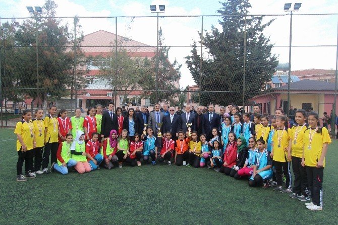 Yıldız Kızlarda Futbolun Şampiyonu 75.yıl Cumhuriyet Ortaokulu Oldu