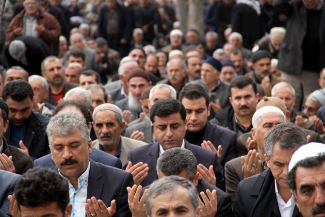 Selahattin Demirtaş ve HDP'liler parkta cuma namazı kıldı
