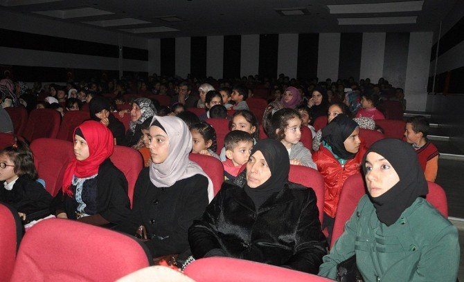 Türk Ve Suriyeli Öğrencilerden Kültürler Arası Şiir Dinletisi