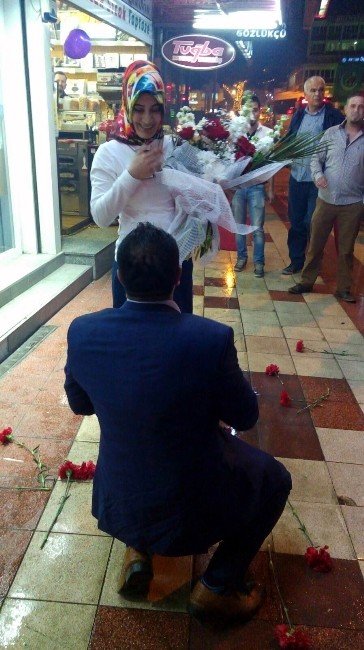 Sürpriz Evlenme Teklifini Caddeden Geçenler De Alkışladı