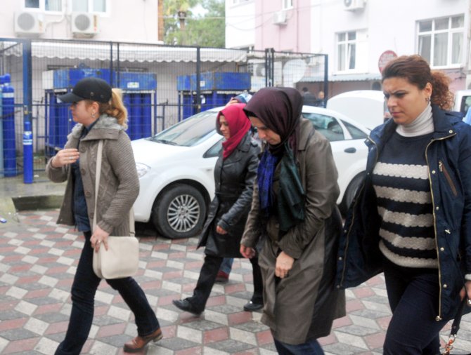 Manisa'da gözaltına alınan ev hanımlarından 4'ü adliyeye sevk edildi