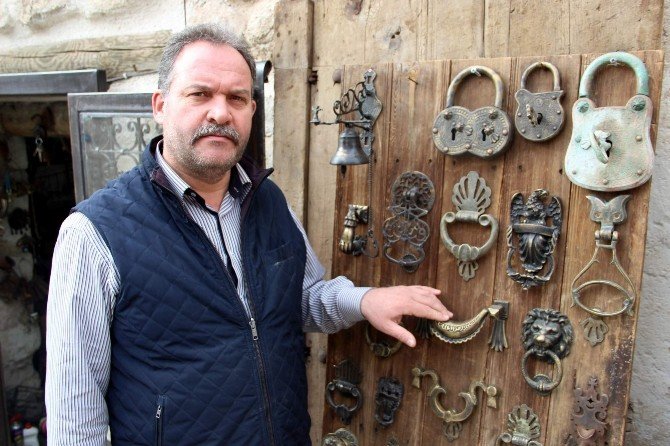 Osmanlı’dan Günümüze Kalan Kapı Tokmakları Yaşatılıyor