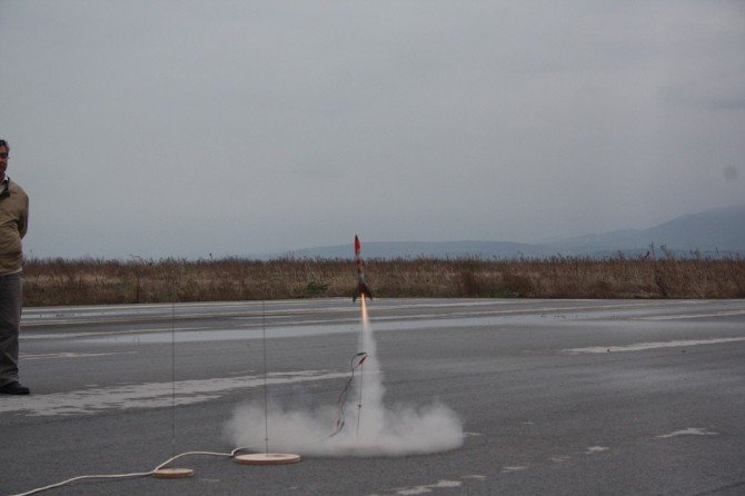 Uçak Ve Uzay Mühendisliği Öğrencileri Roket Fırlattı