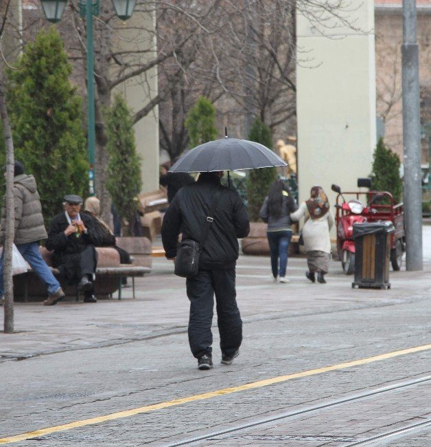 Eskişehir’de Güneş Yerini Yağmura Bıraktı, Hava Sıcaklığı Düştü