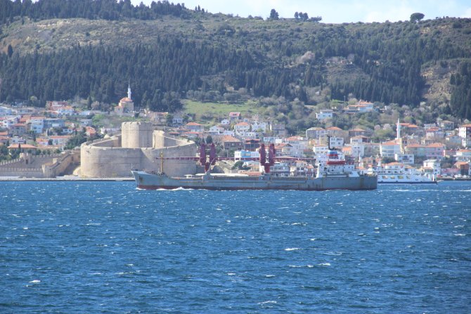 Rusya askeri gemisi 'Dvinitsa-50' Çanakkale Boğazı'ndan geçti