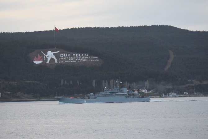 Rus savaş gemisi 'Caesar Kunikov' Çanakkale Boğazı'ndan geçti