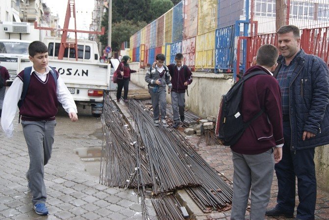 Okul Önündeki İnşaat Demirlerine Velilerden Tepki