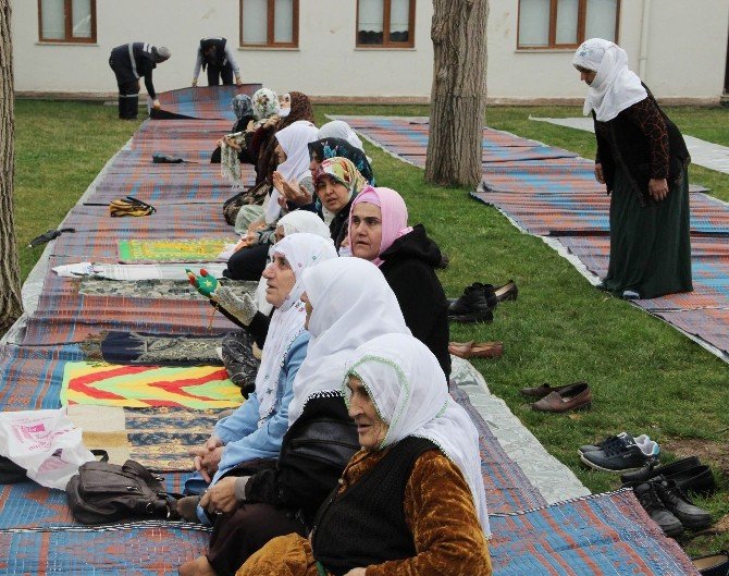 Demirtaş Ve 2 Bin HDP’li Parkta Cuma Namazı Kıldı