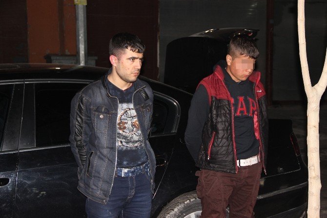 Dur İhtarına Uymayan Sürücü Yunus Polislerine Çarptı: 2 Polis Yaralı