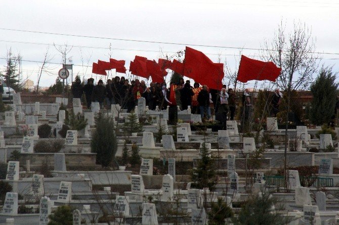 Serbest Bırakılan DHKP-C’liler, Eskişehir’de Dün Toprağa Verilen Teröristin Mezarını Ziyaret Etti