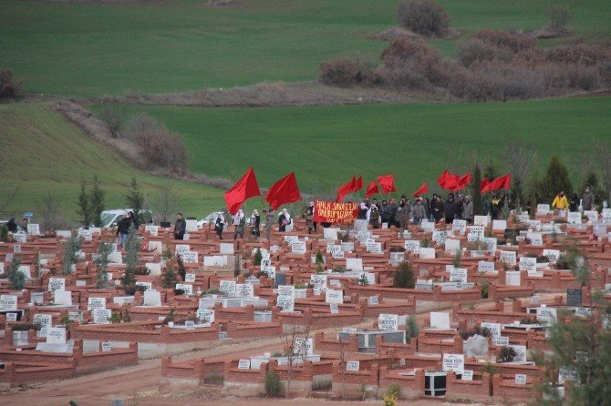 Serbest Bırakılan DHKP-C’liler, Eskişehir’de Dün Toprağa Verilen Teröristin Mezarını Ziyaret Etti