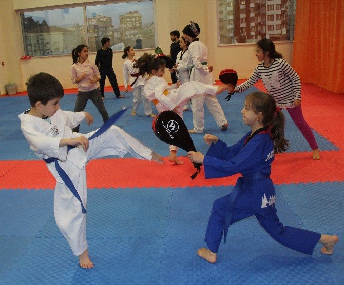 Küçük Çocuklara Savunma Sporu Öğretecek