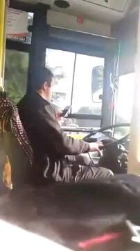 Halk Otobüsü Şoförü Seyir Halindeyken Telefonuyla Oynadı.