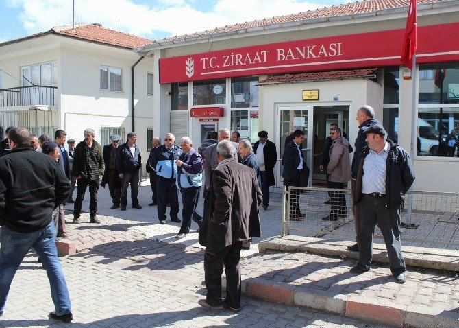 Banka Şubesinin Kapatılacağını Duyan İlçe Halkı Sokağa Döküldü