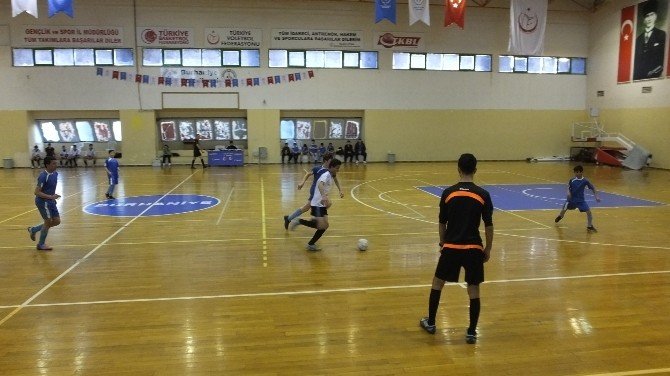 Burhaniye’de Yıldızlar Futsal Gurup Karşılaşmaları Tamamlandı