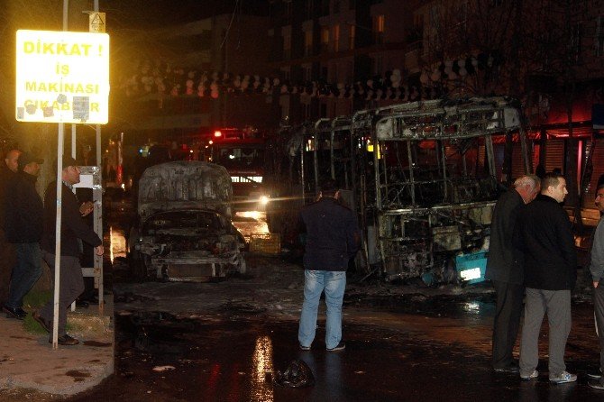 Kağıthane’de Halk Otobüsü Ve Otomobili Ateşe Verdiler