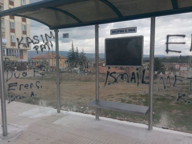 Çorum’da Belediye Otobüs Durakları Tahrip Edildi